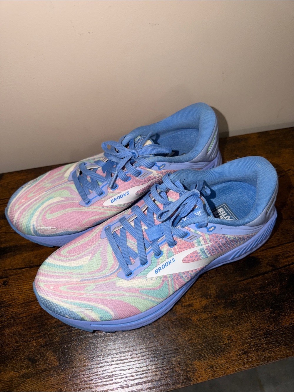 Brooks Adrenaline GTS 22 running shoes - pastel swirl Light Blue, Pink, Mint
